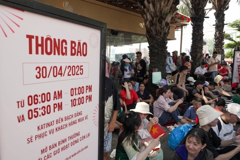 Hàng quán mở cửa xuyên đêm
